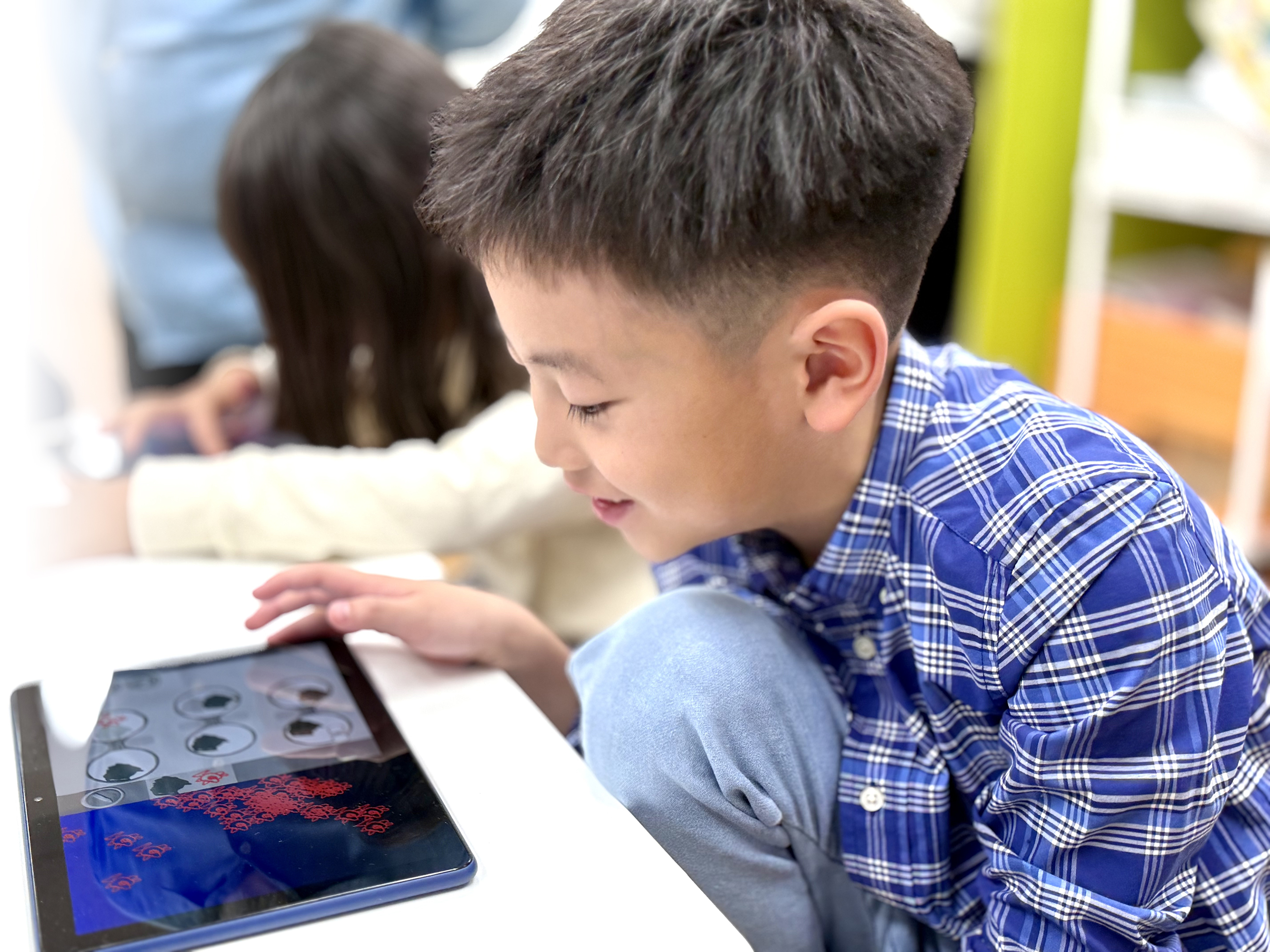 子どもがタブレットで制作している様子の差し替え用サンプル